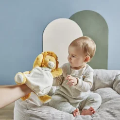 Knuffelpoppenspel Nougat de leeuw van Kaloo in ultra-zacht microfluweel