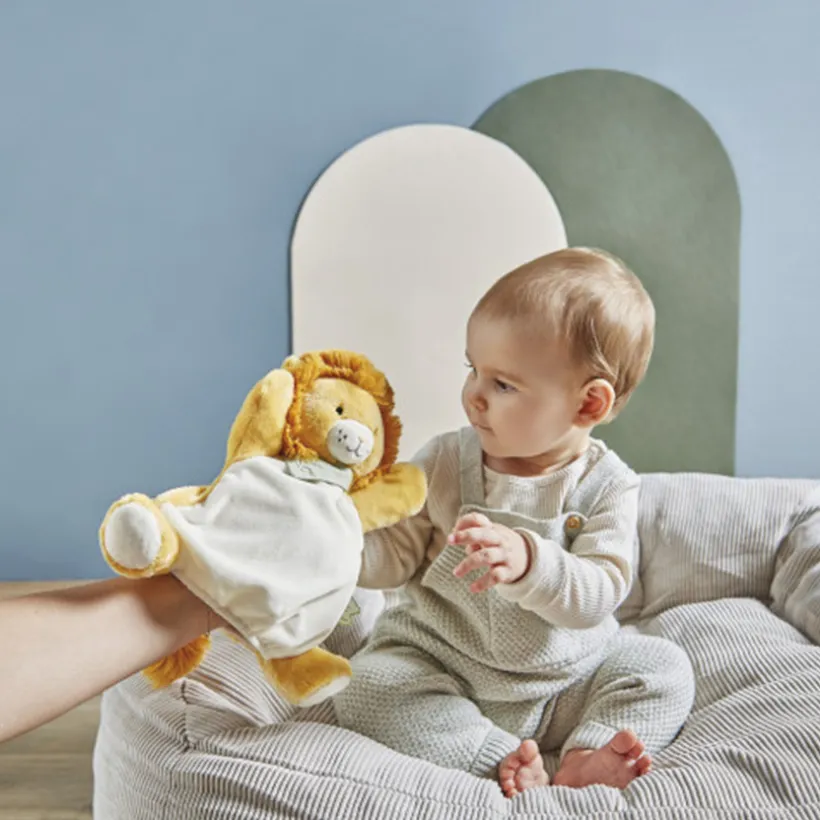 Knuffelpoppenspel Nougat de leeuw van Kaloo in ultra-zacht microfluweel