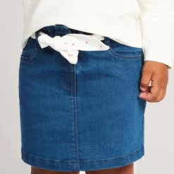 Korte jeanslookrok met stofriem om te knopen voor babymeisje