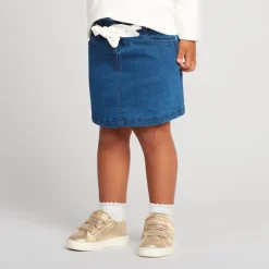 Korte jeanslookrok met stofriem om te knopen voor babymeisje