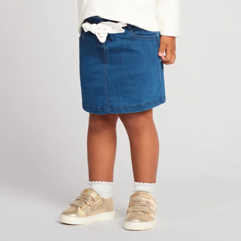 Korte jeanslookrok met stofriem om te knopen voor babymeisje