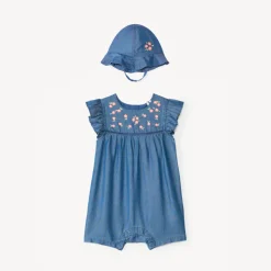 Korte jumpsuit + charlotte in geborduurd tencel met bloemen voor babymeisje