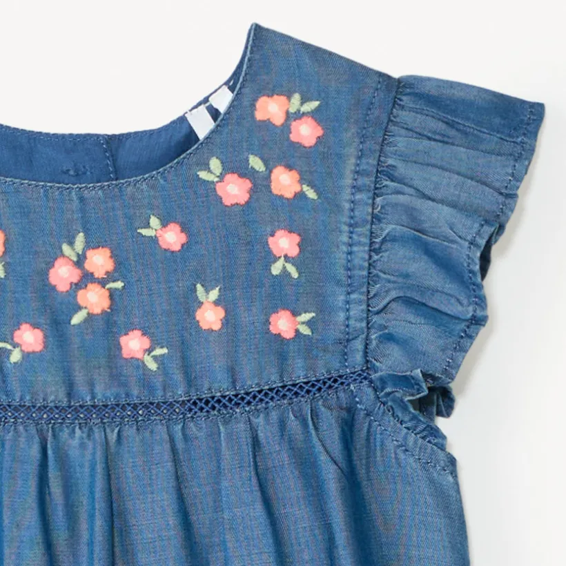 Korte jumpsuit + charlotte in geborduurd tencel met bloemen voor babymeisje
