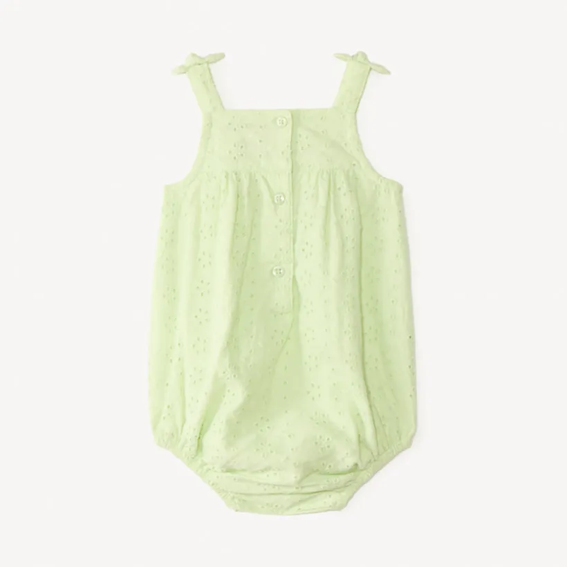 Korte jumpsuit in fantasie Engelse borduur voor meisjesbaby.