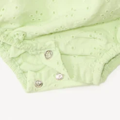 Korte jumpsuit in fantasie Engelse borduur voor meisjesbaby.