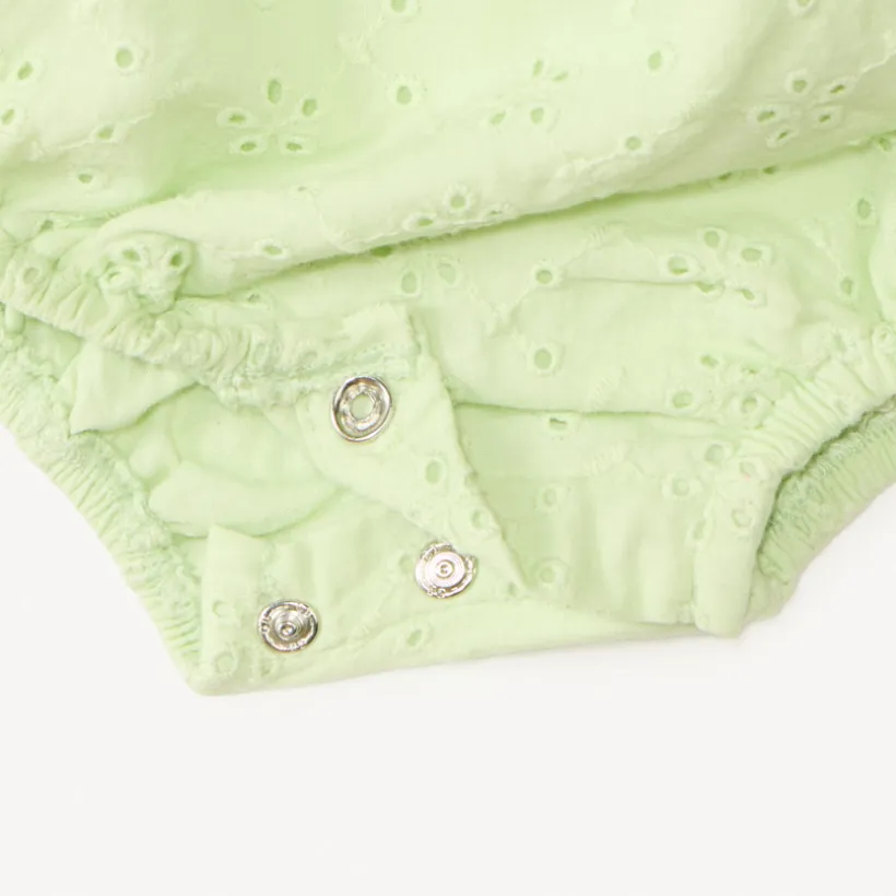 Korte jumpsuit in fantasie Engelse borduur voor meisjesbaby.
