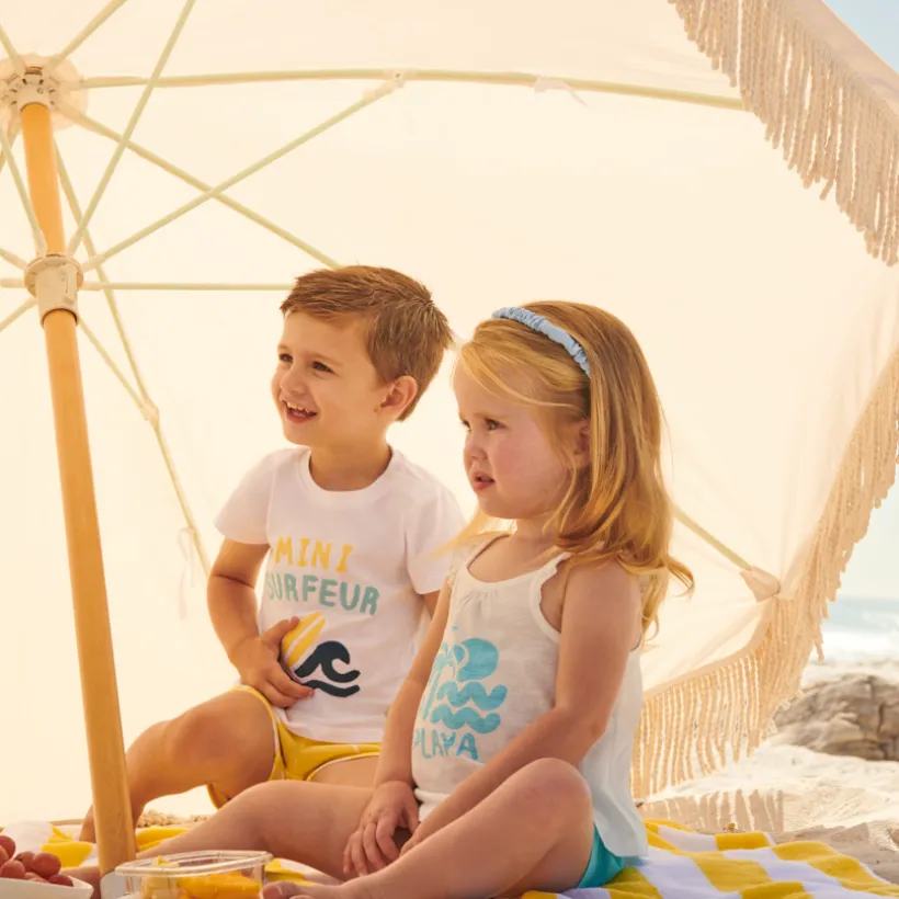 Korte set van 2 stukken: mouwloos shirt met ruffles + short voor babymeisjes.