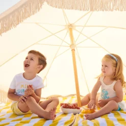 Korte set van 2 stukken: mouwloos shirt met ruffles + short voor babymeisjes.