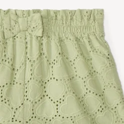 Korte uni met broderie anglaise en een leuke strik voor babymeisjes