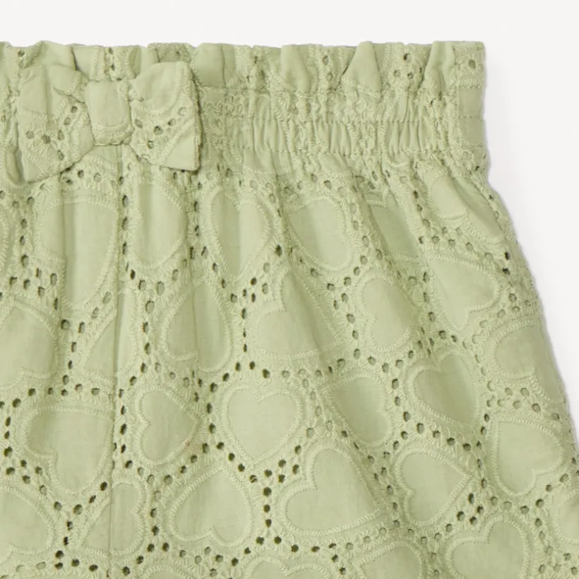 Korte uni met broderie anglaise en een leuke strik voor babymeisjes