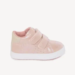 Laarsjes met parelmoere look en klittenbandsluiting voor babymeisje