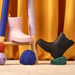 Laarzen van rubber in het roze meisjes