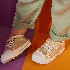 Lage sneakers van gouden stof met klittenband meisjes