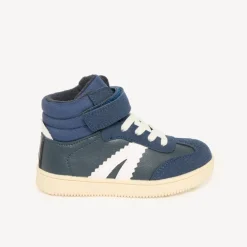 Lage sneakers voor jongens met veters en klittenbandsluiting.