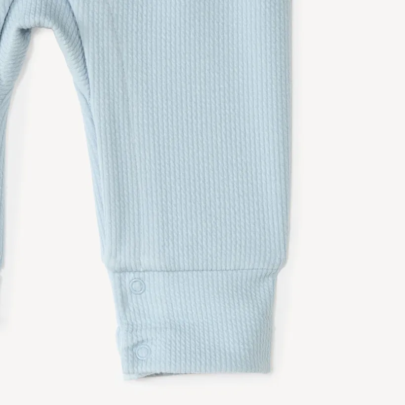 Langdurige jongensbabykleding in geribbelde stof met robotborduurwerk