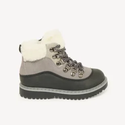 Leren jongens boots met veters en rits met schapenwollen inzet.