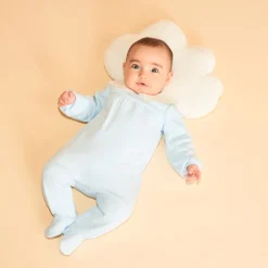 Licht slaapkleed met volantkraag van Engelse borduur voor meisjesbaby.