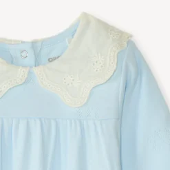 Licht slaapkleed met volantkraag van Engelse borduur voor meisjesbaby.