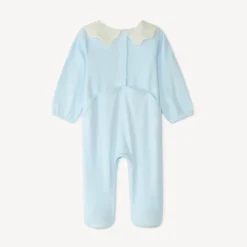 Licht slaapkleed met volantkraag van Engelse borduur voor meisjesbaby.