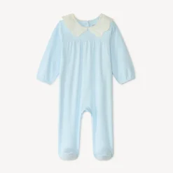 Licht slaapkleed met volantkraag van Engelse borduur voor meisjesbaby.