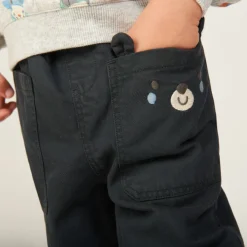 Ludieke broek met zakken voor babyjongen