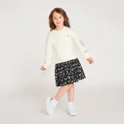 Meisjes jurk van twee materialen met lange mouwen en geborduurde bloemen.
