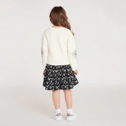 Meisjes jurk van twee materialen met lange mouwen en geborduurde bloemen.