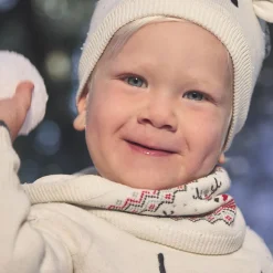 Muts en snood gebreid voor kerst voor baby's