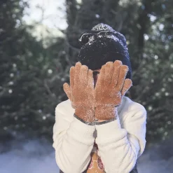 Muts met fantasie in gebreid met sneeuwvlokmotief en pompon