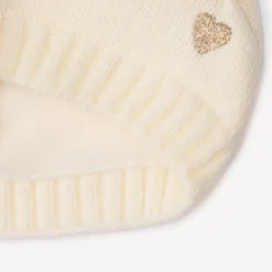 Muts met fantasiepompons en geborduurd hartje voor babymeisje