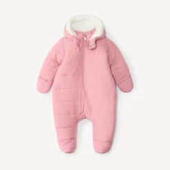 Pilotenpak van gewatteerde stof voor babymeisje met verschillende afwerkingen per leeftijdsperiode