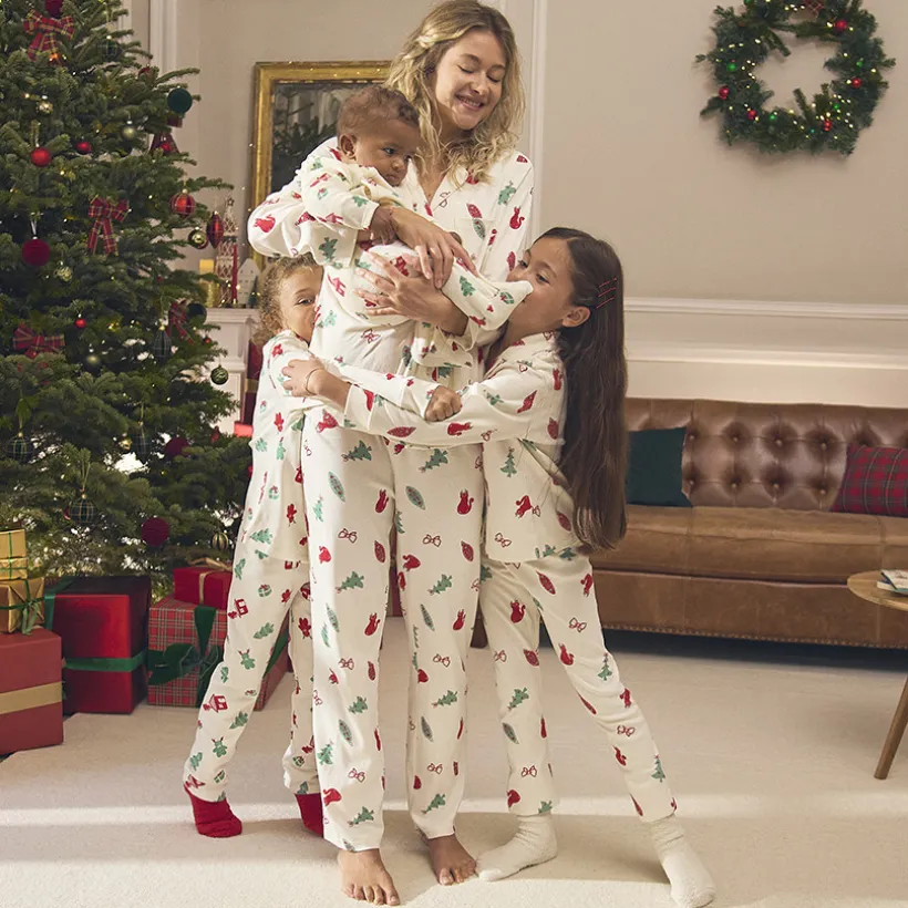 Pyjama in fluweel met kerstboomprint voor baby