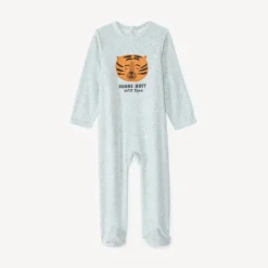 Pyjama in Ottomaanse fluweel met geborduurde tijgerpatch voor babyjongens met verschillende sluitingen afhankelijk van de leeftijd