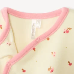 Pyjama met bloemenprint voor babymeisje met verschillende sluitingen volgens leeftijd