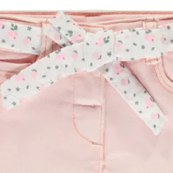 Rechtdoor jeans met bloemensluiting voor babymeisjes