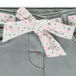 Rechtdoor jeans met bloemensluiting voor babymeisjes