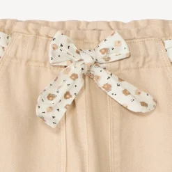 Rechte jeans met bloemenriem voor babymeisje