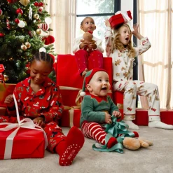 Rode pyjama set met lange mouwen in interlock, kerstprint overal jongens