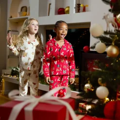 Rode pyjama set met lange mouwen in interlock, kerstprint overal jongens