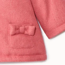 Roze lakenstofjas met kap voor babymeisje
