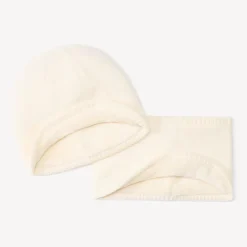 Set muts en snood met bijpassende borduursels voor babymeisje