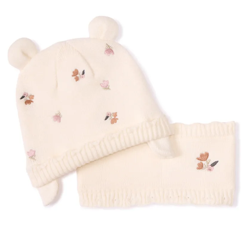 Set muts en snood met geborduurde bloemen voor babymeisje