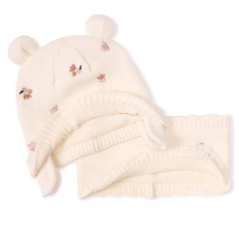 Set muts en snood met geborduurde bloemen voor babymeisje