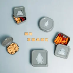 Set van 2 nestbare grijze lunchboxen Mr. Shark van 100% polypropyleen, met handige clip en vrolijke illustraties voor school en uitstapjes