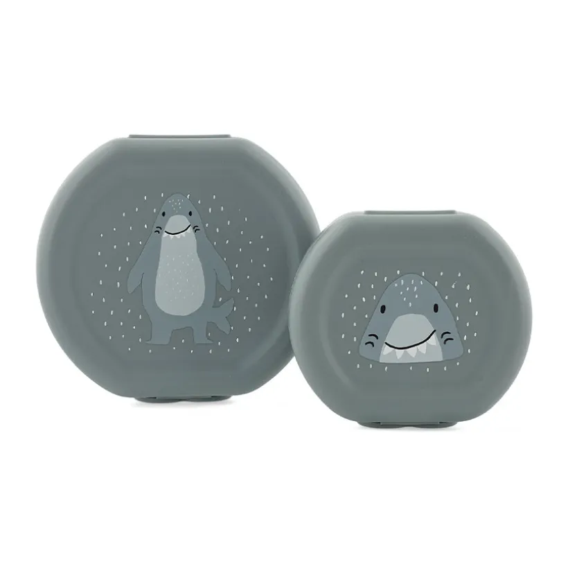 Set van 2 nestbare grijze lunchboxen Mr. Shark van 100% polypropyleen, met handige clip en vrolijke illustraties voor school en uitstapjes