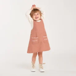Set voor babymeisjes met een katoenen gaze jurk en een T-shirt met bloemennprint.