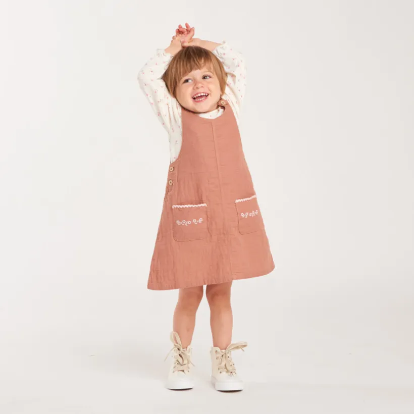 Set voor babymeisjes met een katoenen gaze jurk en een T-shirt met bloemennprint.