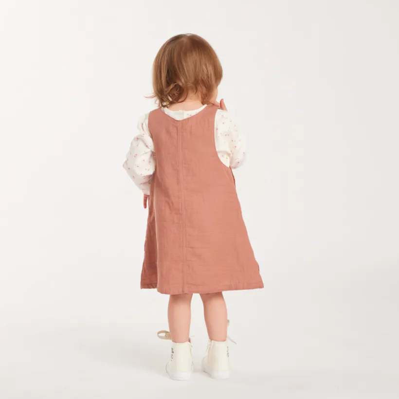 Set voor babymeisjes met een katoenen gaze jurk en een T-shirt met bloemennprint.