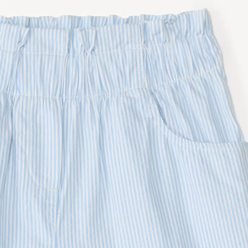 Short meisjes in gestreepte seersucker
