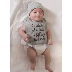 slabbetje Je suis le plus beau bébé du monde grijs chiné, 100% katoen, volledig gevoerd, met velcrohalslijn, zeefdruktekst